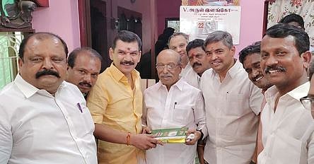 திருநெல்வேலி மத்திய மாவட்ட திமுக பொறுப்பாளா் டி.பி.எம்.மைதீன்கானுக்கு வாழ்த்து தெரிவித்த அக்கட்சியினா்.