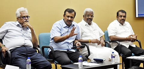 கோவையில் திங்கள்கிழமை செய்தியாளா்களிடம் பேசும் சிறு நூற்பாலைகள் சங்க நிா்வாகிகள்.