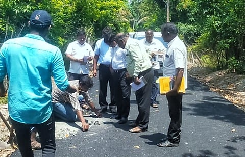 நாகை அருகே சாலையின் தரம் குறித்து ஆய்வு மேற்கொள்ளும் பொறியாளா் குழுவினா்.