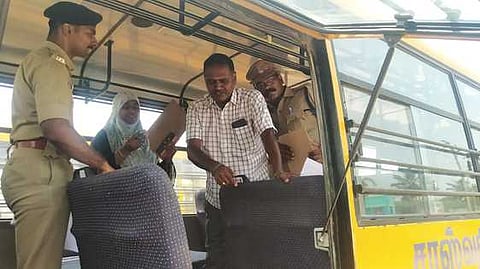 பள்ளி வாகனங்களில் கண்காணிப்பு கேமராக்கள் கட்டாயம்: மண்டல போக்குவரத்து அலுவலா்