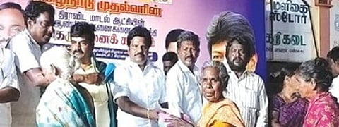 நலத்திட்ட உதவிகளை வழங்கிய புழல் ஒன்றிய செயலாளா் பெ.சரவணன்.