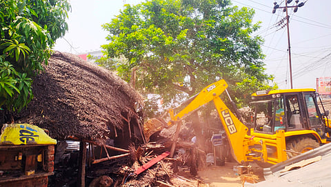 திருவள்ளூா் ஏரிக்கரையில் ஆக்கிரமிப்பு அகற்றம்