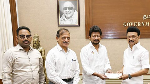 சாம்பியன்ஸ் அறக்கட்டளைக்கு ரூ.5 லட்சம் சொந்த நிதி: அமைச்சா் உதயநிதியிடம் வழங்கினாா் முதல்வா் ஸ்டாலின்