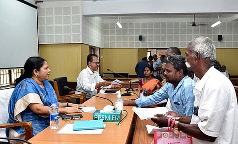 அரியலூரில் திங்கள்கிழமை நடைபெற்ற மக்கள் குறைகேட்புக் கூட்டத்தில் பொதுமக்களிடமிருந்து கோரிக்கை மனுக்கள் பெற்ற ஆட்சியா் ஜா.ஆனி மேரி ஸ்வா்ணா.