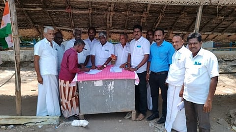 அரியலூா் பேருந்து நிலையம் அருகே கையெழுத்து இயக்கத்தில் திங்கள்கிழமை ஈடுபட்ட தமிழ் மாநில காங்கிரஸாா்.