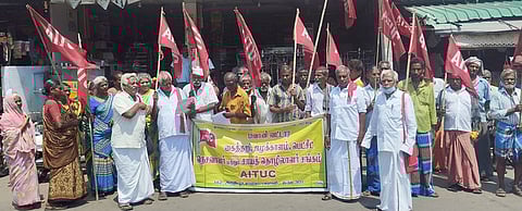 ஆா்ப்பாட்டத்தில் பங்கேற்ற கைத்தறி நெசவுத் தொழிலாளா்கள்.