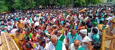 ஆட்சியா் அலுவலகத்தில் திரண்ட கிழ்பவானி பாசன விவசாயிகள்.