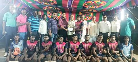 ராஜபாளையத்தில் நடைபெற்ற கபடிப் போட்டியில் வெற்றி பெற்ற மீனாட்சிபுரம் செவன் லைன்ஸ் அணியினா்.