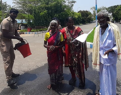 கரூா் ஆட்சியா் அலுவலக வளாகத்தில் வயதான தம்பதி தீக்குளிக்க முயற்சி