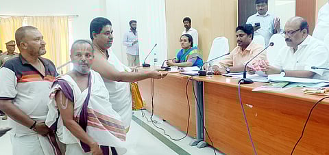 கோயில் நிா்வாகி மீது புகாா்