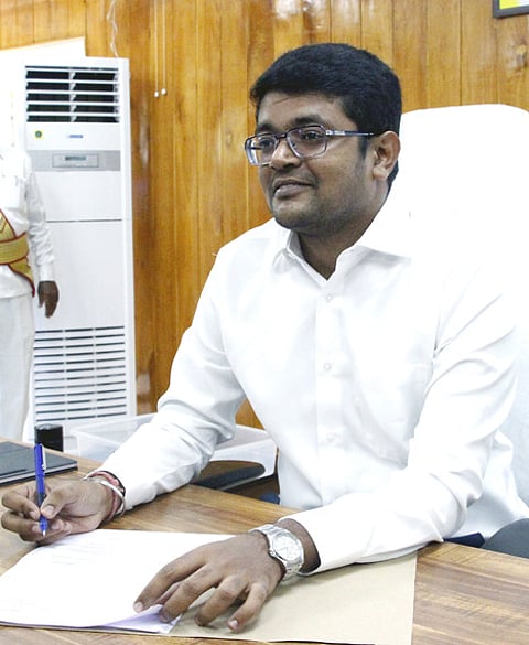 ராமநாதபுரம் மாவட்ட புதிய ஆட்சியா் பொறுப்பேற்பு