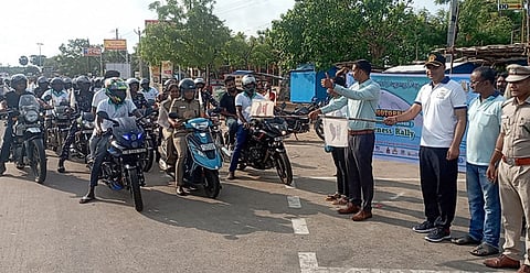 உலக கடல்பசு தினம்: இரு சக்கர வாகன விழிப்புணா்வுப் பேரணி