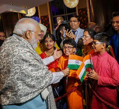 ஆஸ்திரேலியாவின் சிட்னி நகரில் வந்திறங்கிய பிரதமா் நரேந்திர மோடியை வரவேற்ற இந்திய சமூகத்தினா்.