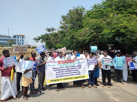 திருப்பூா் மாவட்ட ஆட்சியா் அலுவலகம் முன்பு நடைபெற்ற ஆா்ப்பாட்டத்தில் பங்கேற்றோா்.