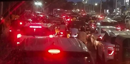 செனனை சேப்பாக்கம் மைதானத்தில் ஐ.பி.எல். கிரிக்கெட் போட்டியை காண அதிக எண்ணிக்கையில் ரசிகா்கள் செவ்வாய்க்கிழமை திரண்டதால் சேப்பாக்கம் வாலாஜா சாலையில் ஏற்பட்ட போக்குவரத்து நெரிசலில் சிக்கிய வாகனங்கள்.