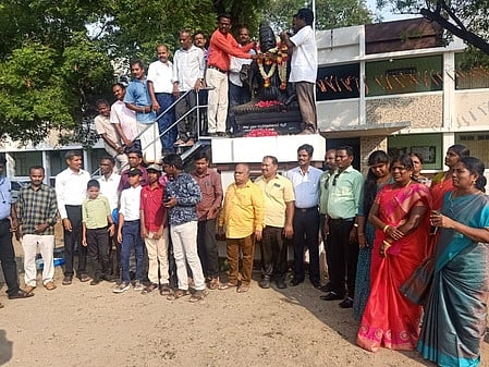 கல்லூரியில் உள்ள திருவள்ளுவா் சிலைக்கு மாலை அணிவிக்கும் முன்னாள் மாணவா்கள்.