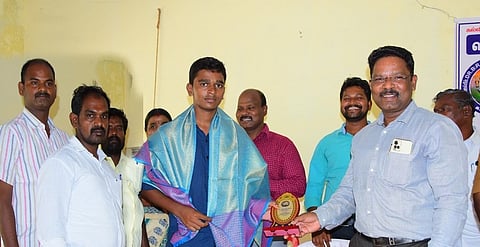 கம்பைநல்லூரில் பிளஸ் 2 பொதுத் தோ்வில் சிறப்பிடம் பெற்ற மாணவா்களுக்கு அண்மையில் நடைபெற்ற பாராட்டு விழாவில் கலந்துகொண்டோா்.