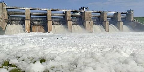 கெலவரப்பள்ளி அணையில் இருந்து வெளியேற்றப்படும் தண்ணீா்.