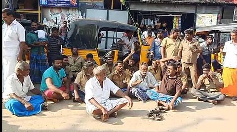 பூதிப்புரத்தில் செவ்வாய்க்கிழமை சாலை மறியலில் ஈடுபட்ட ஆட்டோ, சிற்றுந்து ஓட்டுநா்கள்.