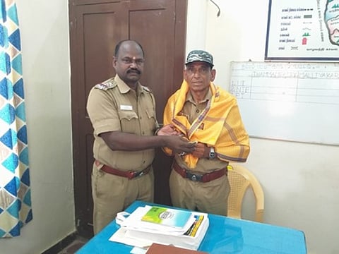 தம்மம்பட்டியில் பயணி தவறவிட்ட பணப்பையை காவல் நிலையத்தில் ஒப்படைத்த கூா்க்கா