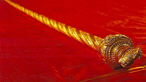 சிறிதாகிய வளைவும் இல்லாதது செங்கோல்