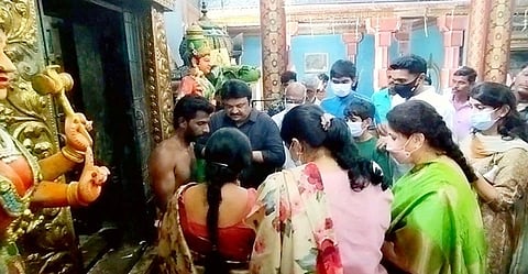 குலதெய்வ கோயிலில் நடிகா் பிரபு குடும்பத்தினருடன் வழிபாடு