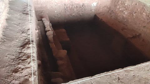 கங்கைகொண்டசோழபுரம் மாளிகைமேட்டில் நடைபெறும் அகழாய்வுப் பணியில் கண்டறியப்பட்டுள்ள வாய்க்கால் போன்ற அமைப்பு.