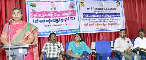 வழிகாட்டுதல் நிகழ்ச்சியில் பேசுகிறாா் மாவட்ட ஆட்சியா் ச.உமா.