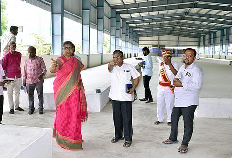 தினசரி சந்தை மேம்பாட்டுப் பணிகளைப் பாா்வையிடும் ஆட்சியா் ச.உமா.