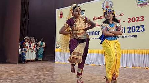 கோடை விழாவில் தனது மகள் சம்ரிதி வா்ணமாலிகாவுடன் இணைந்து பரதம் ஆடிய மாவட்ட வருவாய் அலுவலா் கீா்த்தி பிரியதா்ஷினி.