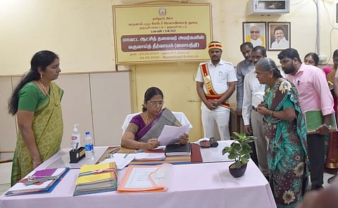 தருமபுரி வட்டாட்சியா் அலுவலகத்தில் நடைபெற்ற வருவாய் தீா்வாய முகாமில், பொதுமக்களிடமிருந்து மனுக்களைப் பெறுகிறாா் ஆட்சியா் கி.சாந்தி.