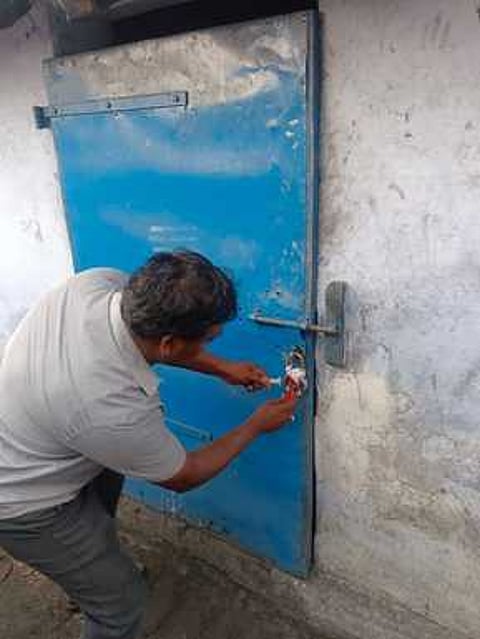 காலவதியான உரிமத்துடன் செயல்பட்ட பட்டாசு ஆலைக்கு சீல்