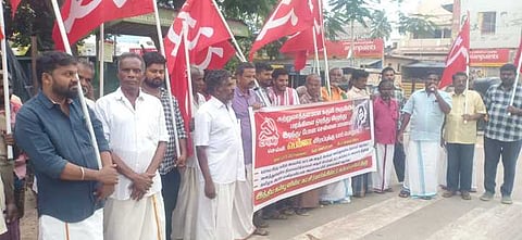 சுருளி அருவியில் மரக்கிளை முறிந்து மாணவி பலி:நிவாரணம் வழங்கக் கோரி மாா்க்சிஸ்ட் ஆா்ப்பாட்டம்