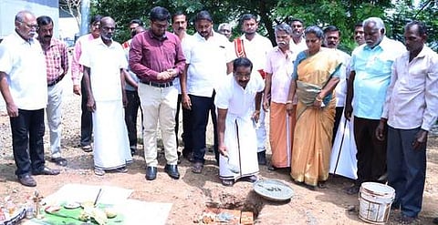 பாா்வதிபுரத்தில் நவீன கழிப்பறை கட்டும் பணி தொடக்கம்