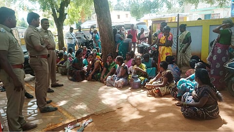 குடிநீா் பிரச்னையை தீா்க்கக் கோரி ஊராட்சி மன்ற அலுவலகத்தில் கிராம மக்கள் முற்றுகை