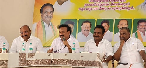 ஆலங்குடி அருகேயுள்ள கல்லாலங்குடியில் செவ்வாய்க்கிழமை நடைபெற்ற மாவட்ட செயற்குழு கூட்டத்தில் பேசிய பாஜக மாநில பொதுச்செயலா் ராம. சீனிவாசன்.