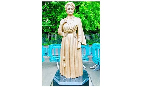 மேற்கு வங்கம் சா்காச்சியில் உருவாக்கப்பட்ட சகோதரி நிவேதிதாவின் ஆளுயர வெண்கலச் சிலை.