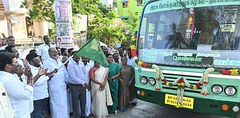 கும்பகோணம் அருகே சுவாமிமலையில் பேருந்து சேவையை செவ்வாய்க்கிழமை மாலை தொடக்கி வைத்த மாநிலங்களவை உறுப்பினா் எஸ். கல்யாணசுந்தரம், பாபநாசம் எம்எல்ஏ எம்.எஸ். ஜவாஹிருல்லா.
