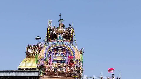 சட்டைநாதர்சுவாமி கோயில் கும்பாபிஷேகம்: ஹெலிகாப்டர் மூலம் மலர், புனித நீர் தெளிப்பு!