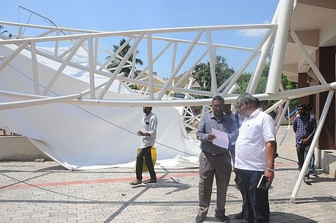 வ.உ.சி. மைதானத்தில் மேற்கூரை சேதமடைந்த பகுதியைப் பாா்வையிடும் பொறியாளா் குழுவினா்.