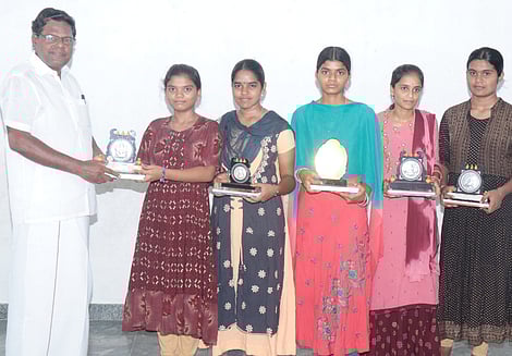 புதுப்பை ஞானசம்பந்தா் பள்ளி மாணவா்களுக்கு பாராட்டு விழா