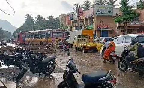 மழையால் வெள்ளக்காடாக மாறிய இடையா்பாளையம் சாலை.