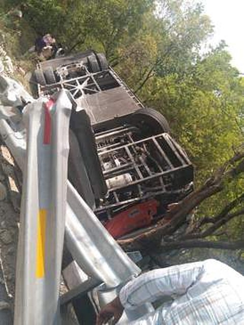 திருமலை மலைப்பாதையில் பேருந்து கவிழ்ந்து விபத்து