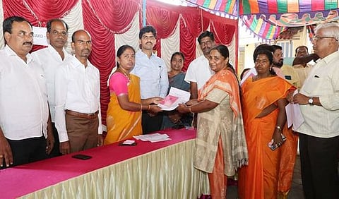 முகாமில் பயனாளிக்கு புதிய சொத்துவரிப் புத்தகங்களை வழங்கிய மேயா் கல்பனா. உடன் மாநகராட்சி ஆணையா் மு.பிரதாப் உள்ளிட்டோா்.