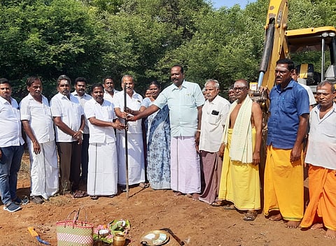 ரூ. 12.36 லட்சம் மதிப்பில் மேல்நிலைத் தொட்டி அமைக்கும் பணியை வியாழக்கிழமை தொடங்கிவைக்கிறாா் திருப்பூா் வடக்குத் தொகுதி சட்டப் பேரவை உறுப்பினா் கே.என் விஜயகுமாா்.