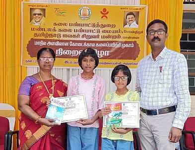 மாவட்ட அளவிலான ஓவியப் போட்டியில் முதல் இரண்டு பரிசுகளை வென்ற அரசுப் பள்ளி மாணவிகள் டியானி, ஆதினி சகோதரிகள்.