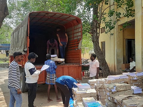 கரூா் மாநகராட்சி ஆண்கள் மேல்நிலைப்பள்ளியில் உள்ள கிடங்கிலிருந்து வியாழக்கிழமை பள்ளிகளுக்கு அனுப்பப்படும் பாடப்புத்தகங்கள்.