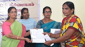 வேப்பந்தட்டை வட்டாட்சியரகத்தில் வியாழக்கிழமை நடைபெற்ற ஜமாபந்தியில் தீா்வு காணப்பட்ட மனுதாரருக்கு வீட்டு மனைப்பட்டா அளித்த மாவட்ட ஆட்சியா் க. கற்பகம்.