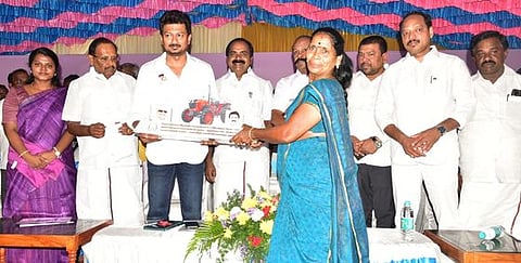 புதுக்கோட்டை ஆட்சியரக வளாகத்தில் வியாழக்கிழமை நடைபெற்ற விழாவில், பயனாளி ஒருவருக்கு நலத் திட்ட உதவியை வழங்கிய மாநில இளைஞா் நலன் மற்றும் விளையாட்டு மேம்பாட்டுத் துறை அமைச்சா் உதயநிதி ஸ்டாலின்.