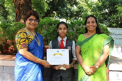 மாணவி அனுபாரதிக்கு பரிசு வழங்கிய பள்ளிச் செயலா் காந்திமதி. உடன், முதல்வா் வனிதா.
